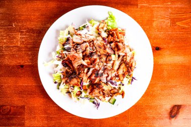 Lokantada lezzetli Yunan yemeği jiroskoplarının yakın plan görüntüsü 