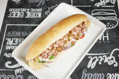 Restoran masasındaki lezzetli fast food yemeğinin yakın plan görüntüsü.