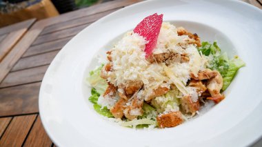 Tahta masadaki lezzetli ana yemek tabağının yakın çekimi. 