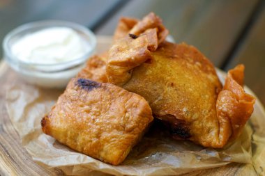 Restoran masasındaki lezzetli fast food yemeğinin yakın plan görüntüsü.