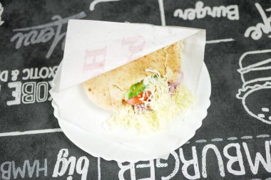 Restoran masasındaki lezzetli fast food yemeğinin yakın plan görüntüsü.