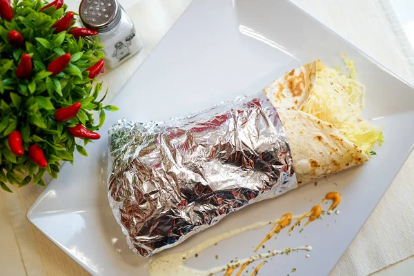 Restoran masasındaki lezzetli fast food yemeğinin yakın plan görüntüsü.