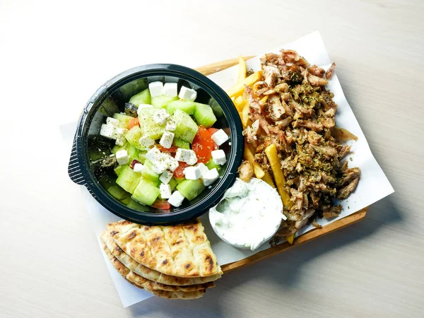 Lokantada lezzetli Yunan yemeği jiroskoplarının yakın plan görüntüsü 