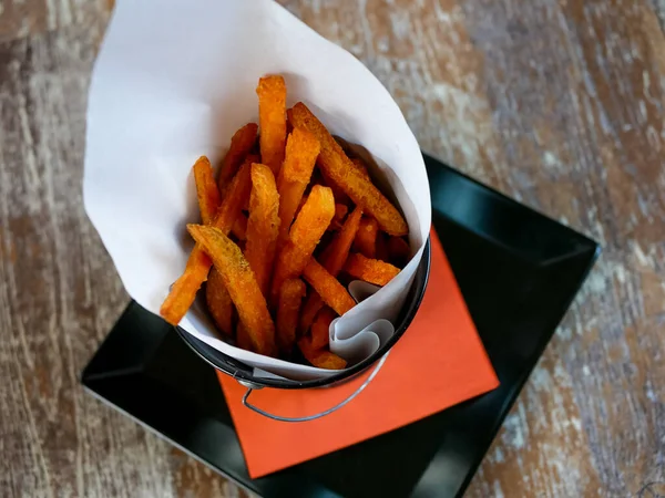 Nahaufnahme Von Leckeren Pommes Auf Dem Restauranttisch — Stockfoto