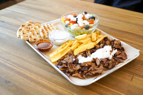 Lokantada lezzetli Yunan yemeği jiroskoplarının yakın plan görüntüsü 