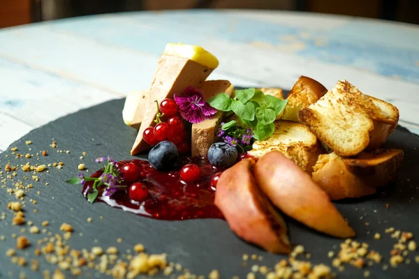 Tahta masadaki lezzetli ana yemek tabağının yakın çekimi. 