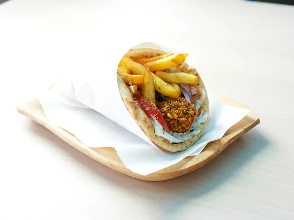 Lokantada lezzetli Yunan yemeği jiroskoplarının yakın plan görüntüsü 