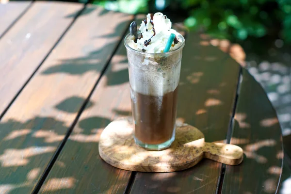 Restoran masasındaki taze kokteylin yakın plan görüntüsü.