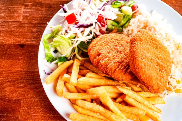 Tahta masadaki lezzetli ana yemek tabağının yakın çekimi. 