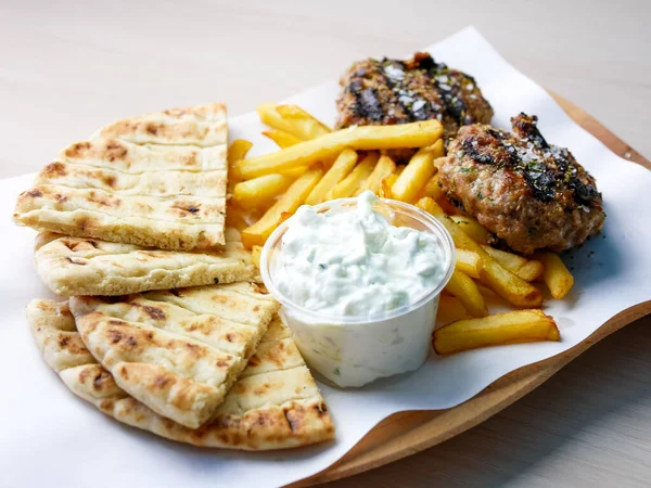 Lokantadaki lezzetli ana yemeğin yakın görüntüsü.