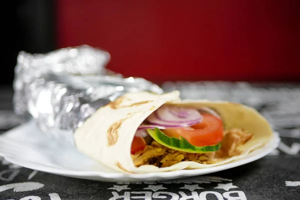 Nærbilde Den Deilige Gyros Retten Restaurantbordet – stockfoto