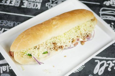 Restoran masasındaki lezzetli fast food yemeğinin yakın plan görüntüsü.