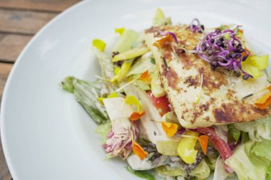 Tahta masadaki lezzetli ana yemek tabağının yakın çekimi. 