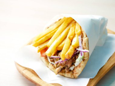 Lokantada lezzetli Yunan yemeği jiroskoplarının yakın plan görüntüsü 