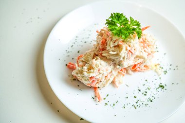 Lokantadaki ana yemek tabağının yakın plan görüntüsü.