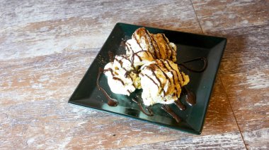 Lokanta masasının üstünde lezzetli tatlı manzarası.