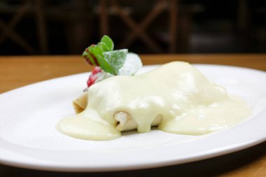 Lokanta masasının üstünde lezzetli tatlı manzarası.