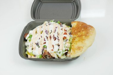 Lokantada lezzetli Yunan yemeği jiroskoplarının yakın plan görüntüsü 