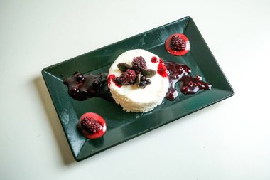 Lokanta masasının üstünde lezzetli tatlı manzarası.