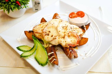 Lokantadaki lezzetli ana yemeğin yakın görüntüsü.