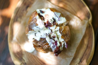 Restoran masasındaki lezzetli fast food yemeğinin yakın plan görüntüsü.