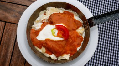 Tahta masadaki lezzetli ana yemek tabağının yakın çekimi. 