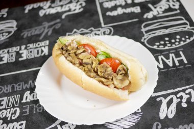 Restoran masasındaki lezzetli fast food yemeğinin yakın plan görüntüsü.