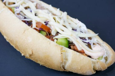 Restoran masasındaki lezzetli fast food yemeğinin yakın plan görüntüsü.