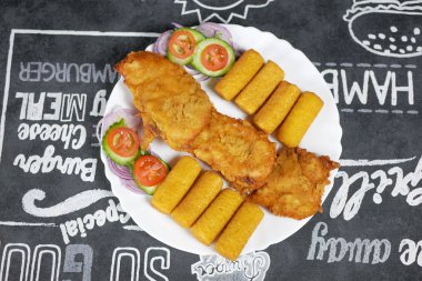 Lokantadaki lezzetli ana yemeğin yakın görüntüsü.