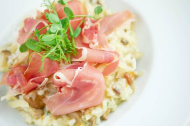 Lokantadaki lezzetli ana yemeğin yakın görüntüsü.