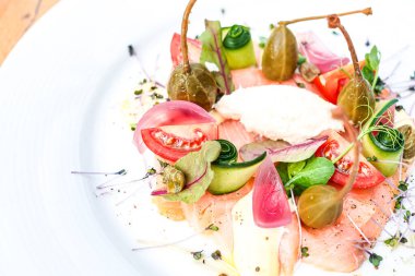 Tahta masadaki lezzetli ana yemek tabağının yakın çekimi. 