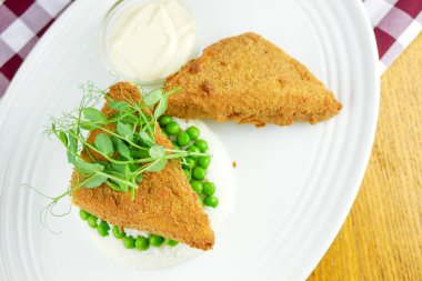 Masadaki lezzetli ana yemeğin yakın görüntüsü.