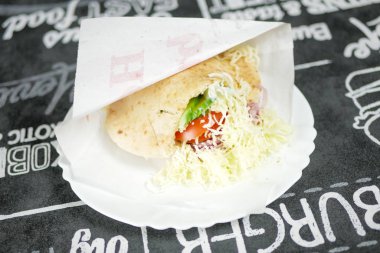 Restoran masasındaki lezzetli fast food yemeğinin yakın plan görüntüsü.