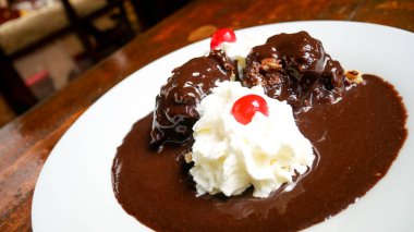 Lokanta masasının üstünde lezzetli tatlı manzarası.