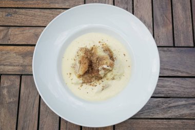 Lokanta masasının üstünde lezzetli tatlı manzarası.