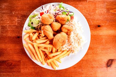 Tahta masadaki lezzetli ana yemek tabağının yakın çekimi. 