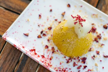 Lokanta masasının üstünde lezzetli tatlı manzarası.