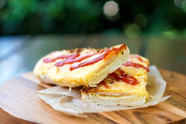 Restoran masasındaki lezzetli fast food yemeğinin yakın plan görüntüsü.
