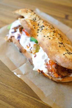 Restoran masasındaki lezzetli fast food yemeğinin yakın plan görüntüsü.