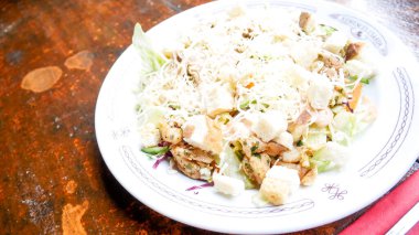 Lokantadaki lezzetli ana yemeğin yakın görüntüsü. 