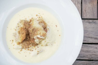 Lokanta masasının üstünde lezzetli tatlı manzarası.