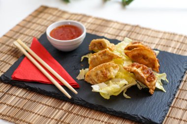 Lokantadaki lezzetli ana yemeğin yakın görüntüsü.