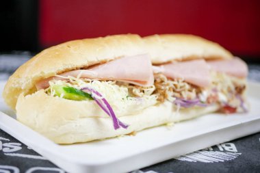 Restoran masasındaki lezzetli fast food yemeğinin yakın plan görüntüsü.