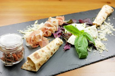 Lokantadaki lezzetli ana yemeğin yakın görüntüsü.