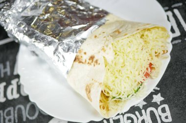 Lokantada lezzetli Yunan yemeği jiroskoplarının yakın plan görüntüsü 