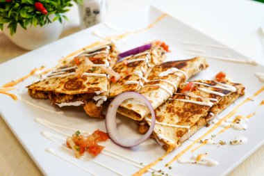 Lokantadaki lezzetli ana yemeğin yakın görüntüsü.