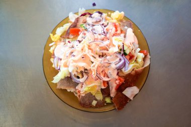 Lokantada lezzetli Yunan yemeği jiroskoplarının yakın plan görüntüsü 