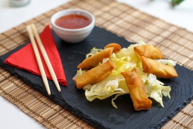 Lokantadaki lezzetli ana yemeğin yakın görüntüsü.