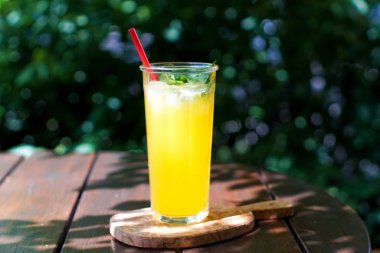 Restoran masasındaki taze kokteylin yakın plan görüntüsü.