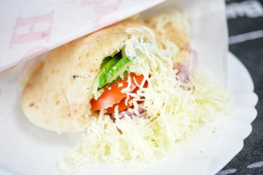 Restoran masasındaki lezzetli fast food yemeğinin yakın plan görüntüsü.